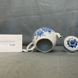 A Chinese blue and white teapot and cover with antiquities, Jiajing mark, Kangxi — 照片 16