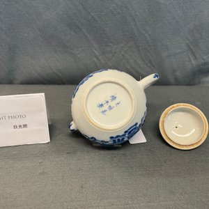 A Chinese blue and white teapot and cover with antiquities, Jiajing mark, Kangxi — 照片 17