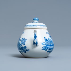 A Chinese blue and white teapot and cover with antiquities, Jiajing mark, Kangxi — 照片 3
