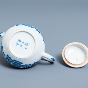 A Chinese blue and white teapot and cover with antiquities, Jiajing mark, Kangxi — 照片 7