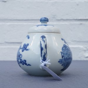 A Chinese blue and white teapot and cover with antiquities, Jiajing mark, Kangxi — photo 11