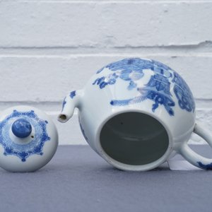 A Chinese blue and white teapot and cover with antiquities, Jiajing mark, Kangxi — photo 12