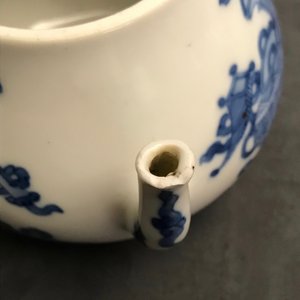 A Chinese blue and white teapot and cover with antiquities, Jiajing mark, Kangxi — photo 14