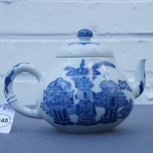 A Chinese blue and white teapot and cover with antiquities, Jiajing mark, Kangxi — photo 8