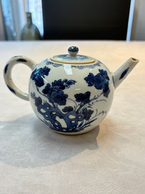 A Chinese blue and white teapot and cover with floral design, Kangxi — photo 1