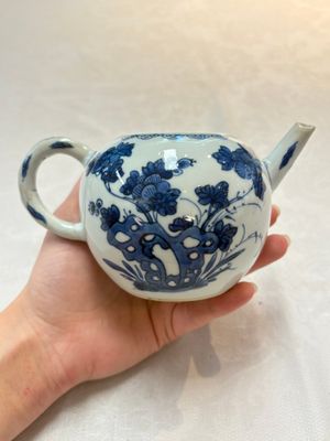 A Chinese blue and white teapot and cover with floral design, Kangxi — photo 2