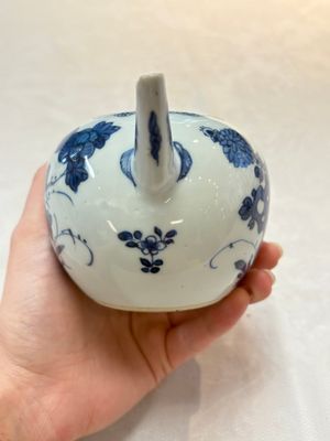 A Chinese blue and white teapot and cover with floral design, Kangxi — photo 3