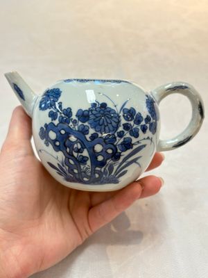 A Chinese blue and white teapot and cover with floral design, Kangxi — photo 4