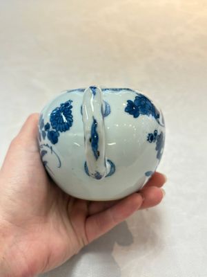 A Chinese blue and white teapot and cover with floral design, Kangxi — photo 5