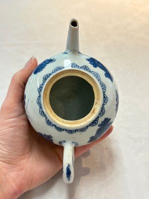 A Chinese blue and white teapot and cover with floral design, Kangxi — photo 6