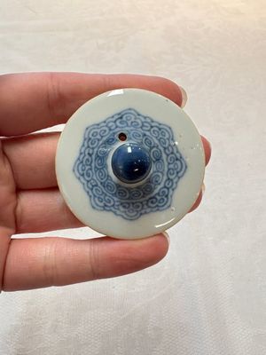 A Chinese blue and white teapot and cover with floral design, Kangxi — photo 8