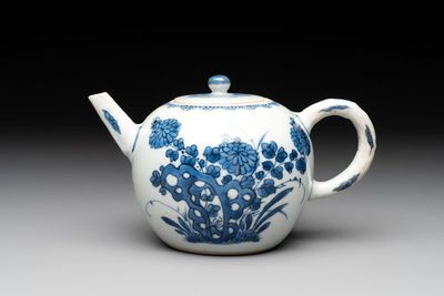 A Chinese blue and white teapot and cover with floral design, Kangxi