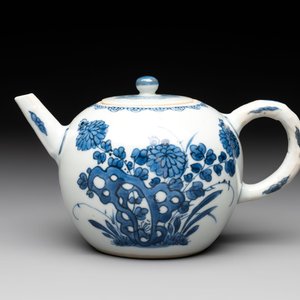 A Chinese blue and white teapot and cover with floral design, Kangxi — photo 1
