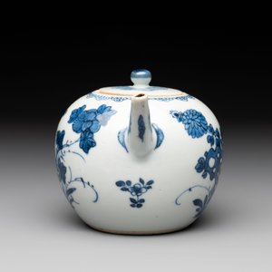 A Chinese blue and white teapot and cover with floral design, Kangxi — photo 2