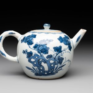 A Chinese blue and white teapot and cover with floral design, Kangxi — photo 3