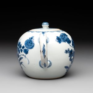 A Chinese blue and white teapot and cover with floral design, Kangxi — photo 4