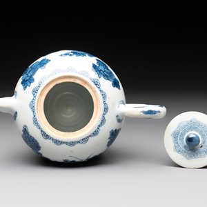 A Chinese blue and white teapot and cover with floral design, Kangxi — photo 5