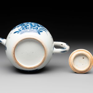 A Chinese blue and white teapot and cover with floral design, Kangxi — photo 6