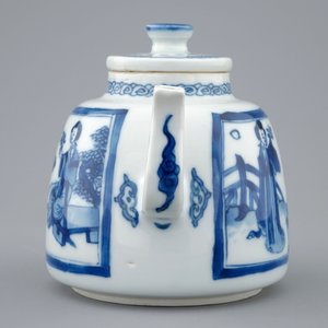 A Chinese blue and white teapot and cover with long Elizas, Kangxi — photo 3