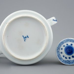A Chinese blue and white teapot and cover with long Elizas, Kangxi — photo 7