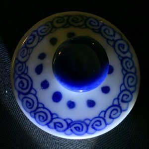 A Chinese blue and white teapot and cover with long Elizas, Kangxi — photo 8