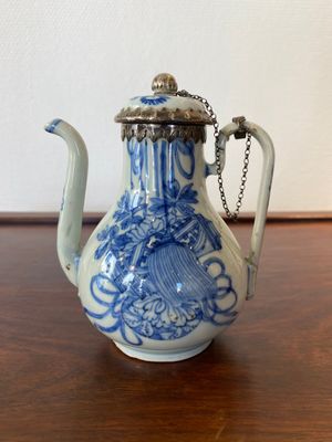 A Chinese blue and white teapot and cover with silver mounts, Kangxi — 照片 1