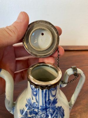 A Chinese blue and white teapot and cover with silver mounts, Kangxi — 照片 5