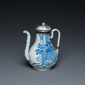 A Chinese blue and white teapot and cover with silver mounts, Kangxi — 照片 1