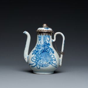 A Chinese blue and white teapot and cover with silver mounts, Kangxi — 照片 2