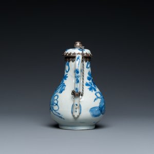 A Chinese blue and white teapot and cover with silver mounts, Kangxi — 照片 3