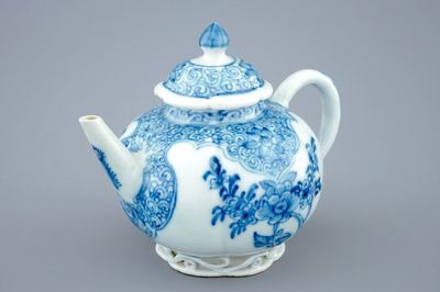 A Chinese blue and white teapot and cover, Yongzheng, 1723-1735