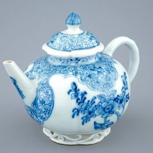 A Chinese blue and white teapot and cover, Yongzheng, 1723-1735 — 照片 1