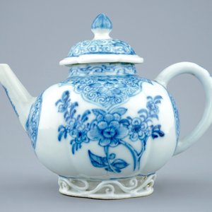 A Chinese blue and white teapot and cover, Yongzheng, 1723-1735 — 照片 2