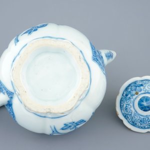 A Chinese blue and white teapot and cover, Yongzheng, 1723-1735 — 照片 3