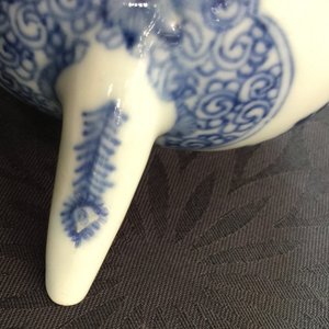 A Chinese blue and white teapot and cover, Yongzheng, 1723-1735 — 照片 5