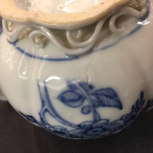 A Chinese blue and white teapot and cover, Yongzheng, 1723-1735 — 照片 6