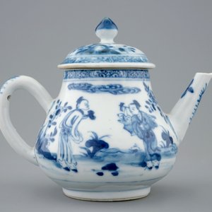 A Chinese blue and white teapot and cover, Yongzheng, 1723-1735 — photo 4