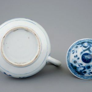 A Chinese blue and white teapot and cover, Yongzheng, 1723-1735 — photo 7