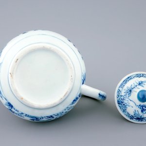 A Chinese blue and white teapot and cover, Yongzheng/Qianlong — photo 3