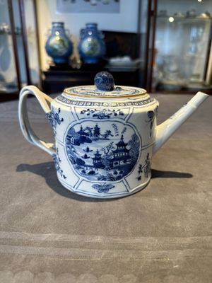 A Chinese blue and white teapot depicting the Whampoa Pagoda and the Pearl River, Qianlong — 照片 1