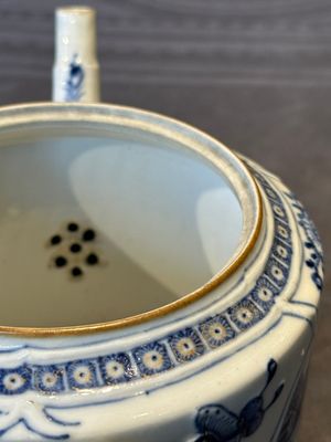 A Chinese blue and white teapot depicting the Whampoa Pagoda and the Pearl River, Qianlong — 照片 11