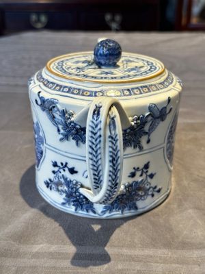 A Chinese blue and white teapot depicting the Whampoa Pagoda and the Pearl River, Qianlong — 照片 2