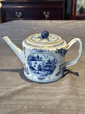 A Chinese blue and white teapot depicting the Whampoa Pagoda and the Pearl River, Qianlong — 照片 3