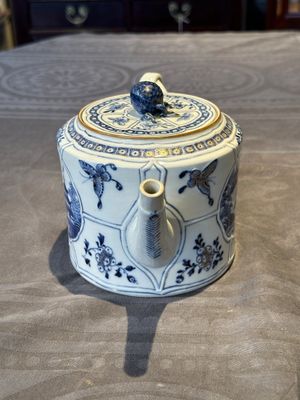 A Chinese blue and white teapot depicting the Whampoa Pagoda and the Pearl River, Qianlong — 照片 4