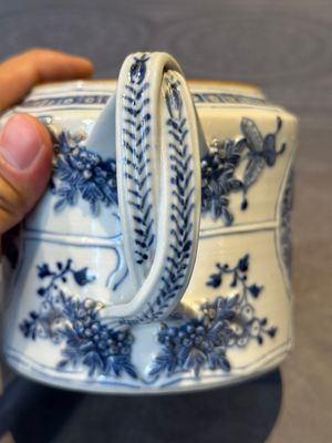 A Chinese blue and white teapot depicting the Whampoa Pagoda and the Pearl River, Qianlong — 照片 10