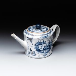 A Chinese blue and white teapot depicting the Whampoa Pagoda and the Pearl River, Qianlong — 照片 2