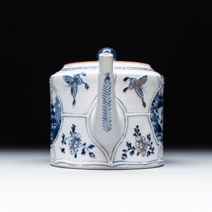 A Chinese blue and white teapot depicting the Whampoa Pagoda and the Pearl River, Qianlong — 照片 3