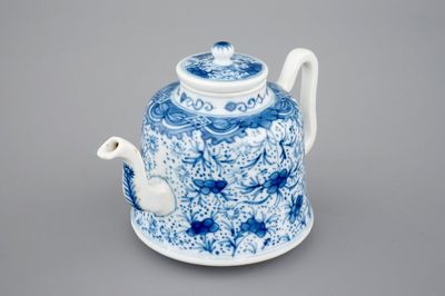 Une théière en porcelaine de Chine, époque Kangxi, ca. 1700