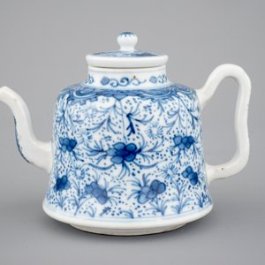 Une théière en porcelaine de Chine, époque Kangxi, ca. 1700 — photo 2