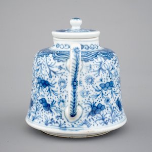 Une théière en porcelaine de Chine, époque Kangxi, ca. 1700 — photo 3